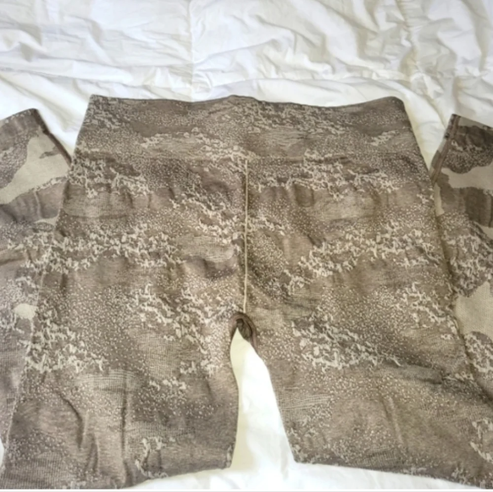 NWOT Gymshark Adapt Camo Leggings - Picture 3 of 5